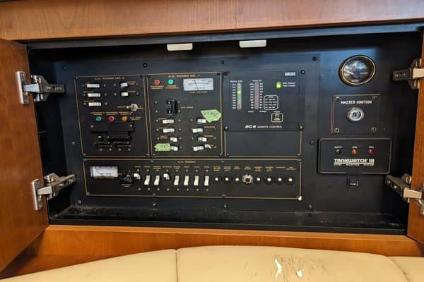 1999 Cruisers Yachts 3585 Flybridge