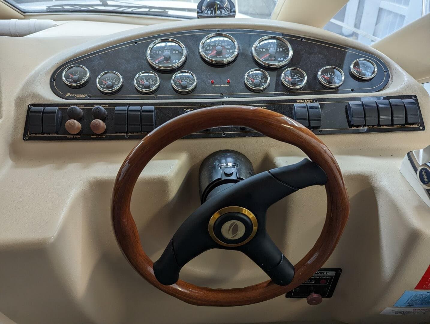 1999 Cruisers Yachts 3585 Flybridge