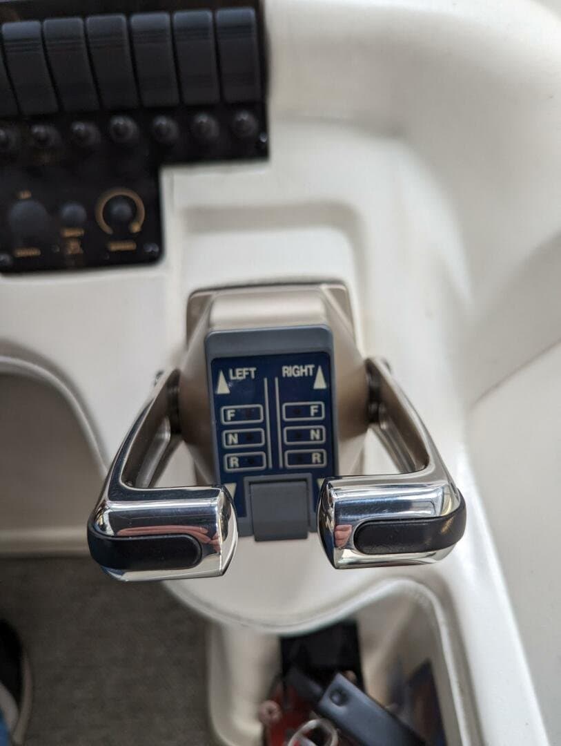 1999 Cruisers Yachts 3585 Flybridge