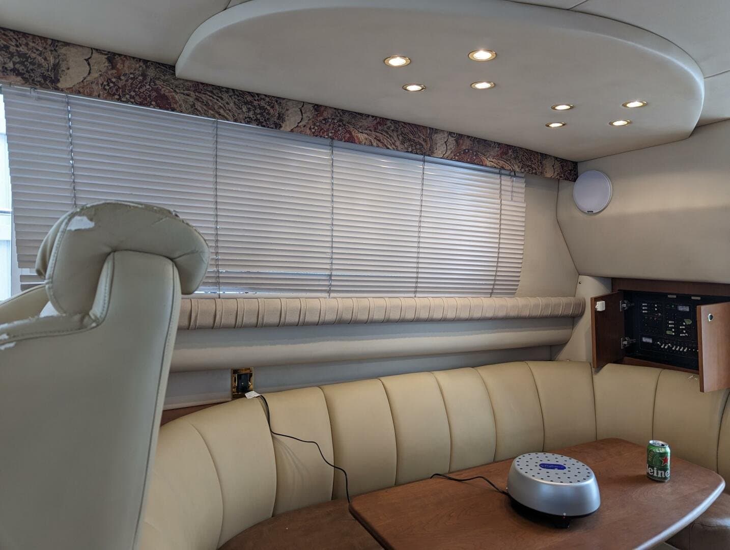 1999 Cruisers Yachts 3585 Flybridge