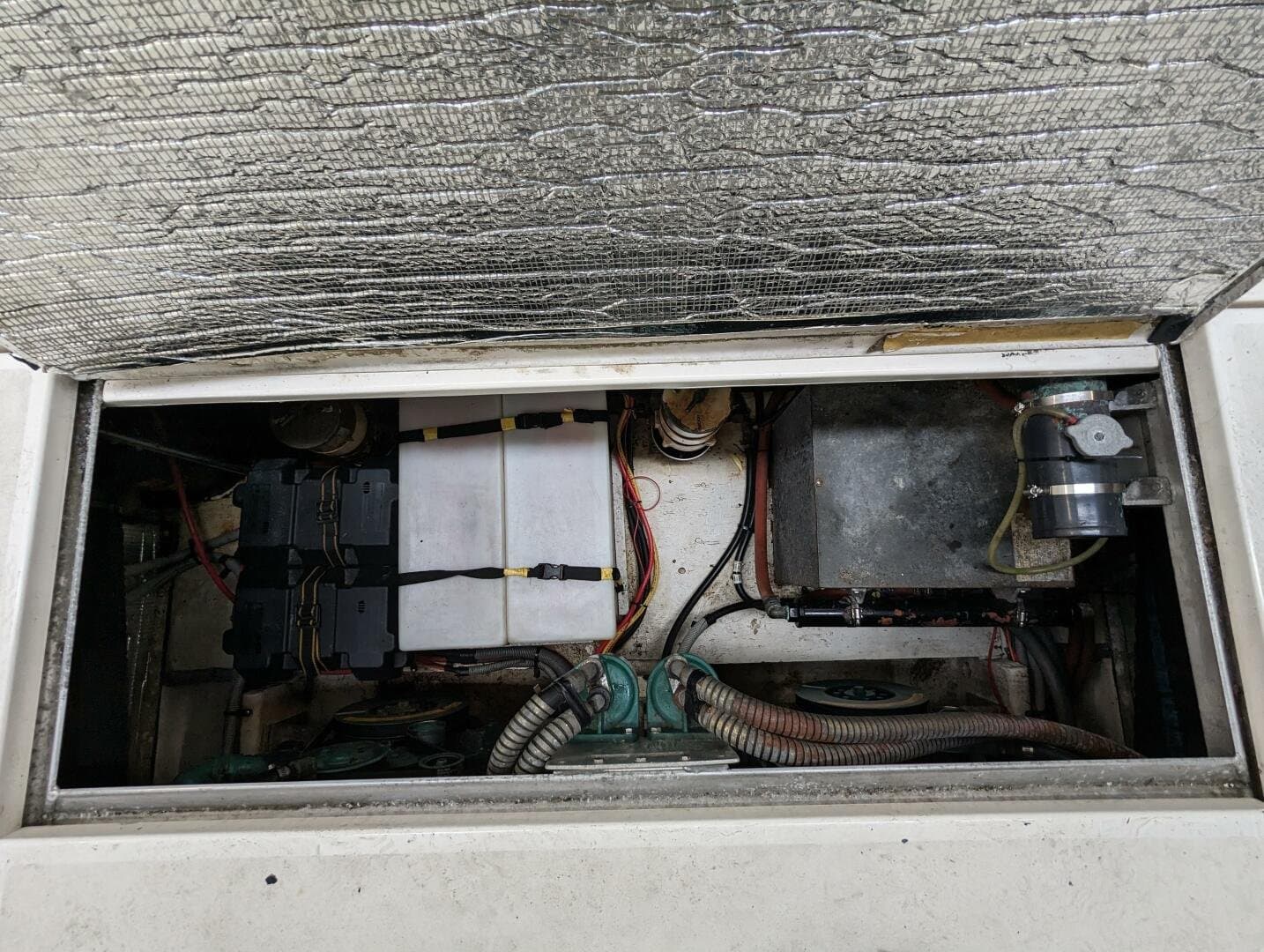 1999 Cruisers Yachts 3585 Flybridge