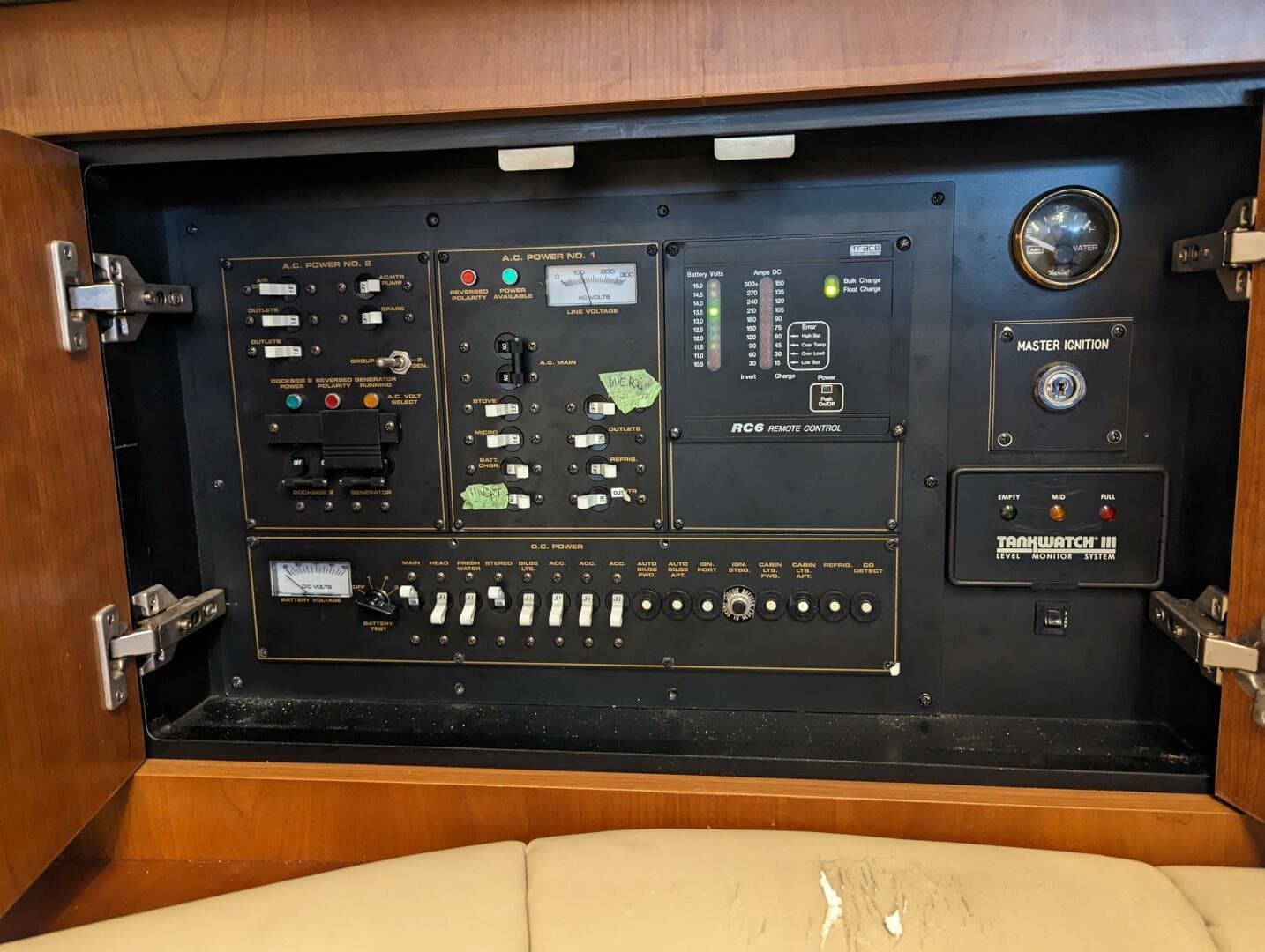 1999 Cruisers Yachts 3585 Flybridge