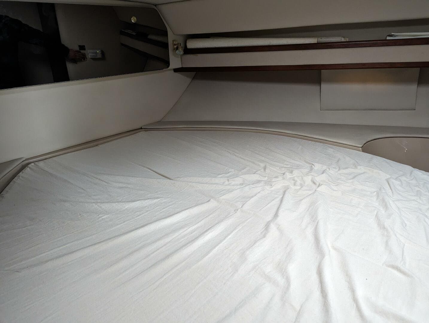 1999 Cruisers Yachts 3585 Flybridge