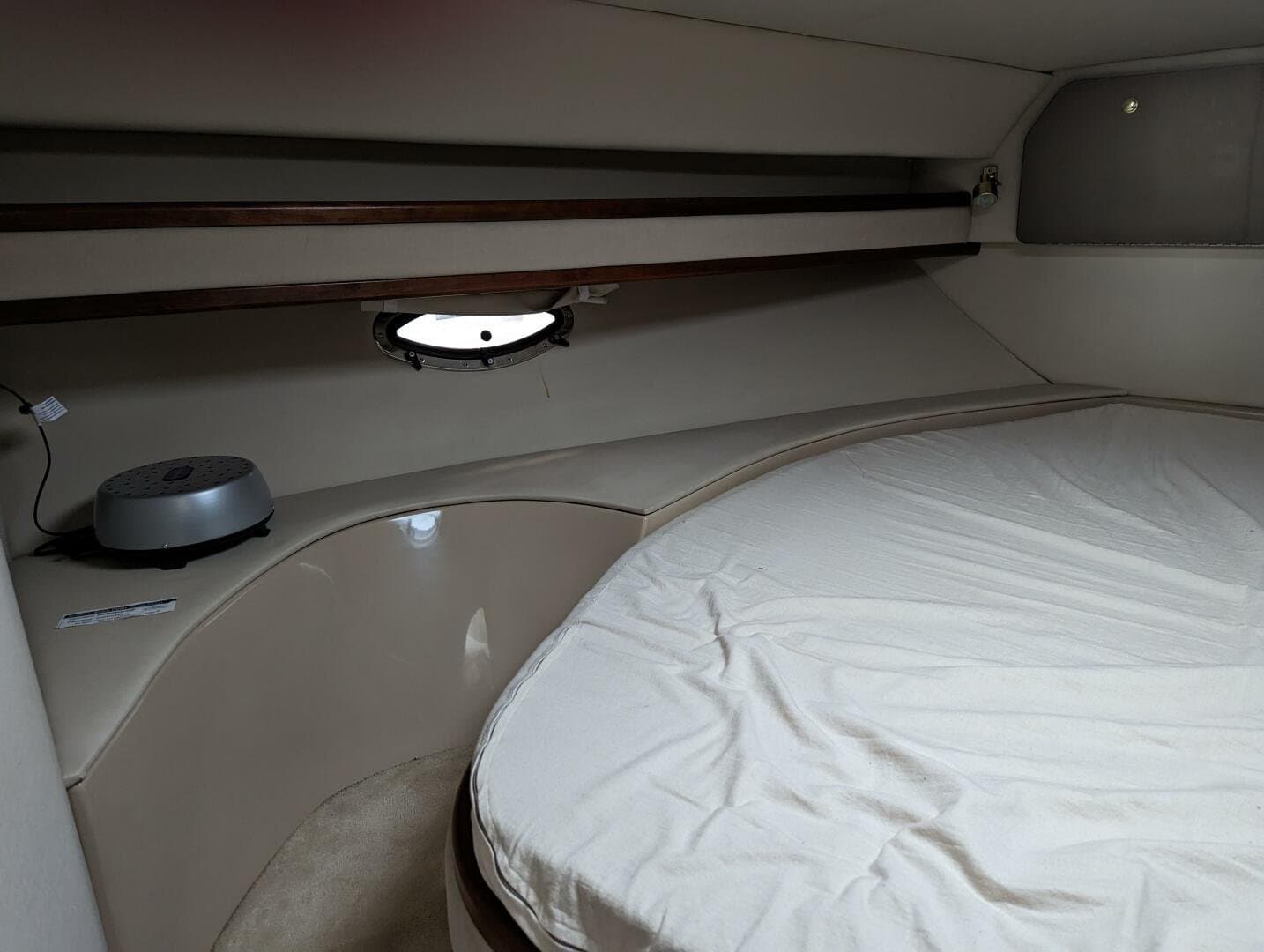 1999 Cruisers Yachts 3585 Flybridge