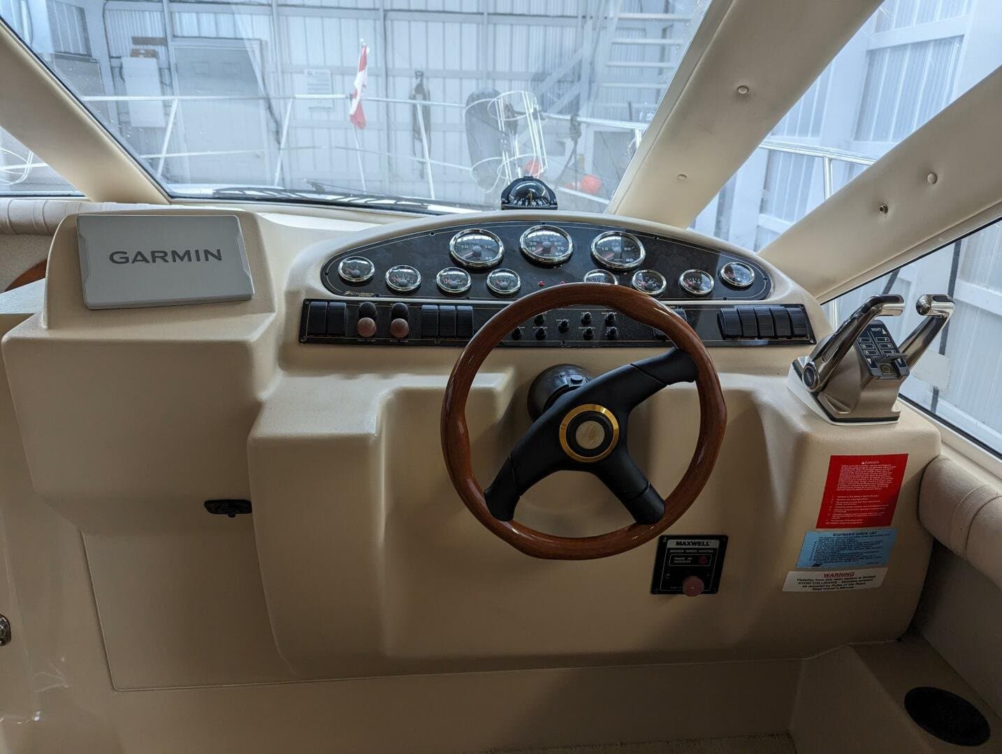 1999 Cruisers Yachts 3585 Flybridge