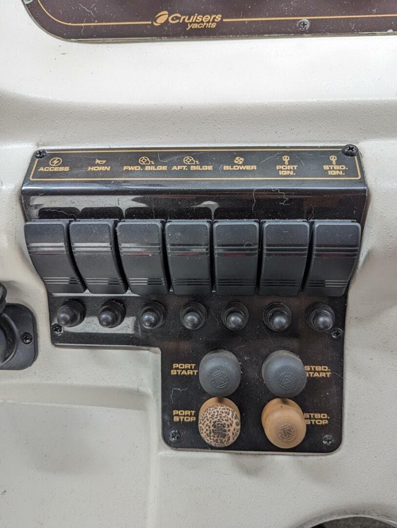 1999 Cruisers Yachts 3585 Flybridge