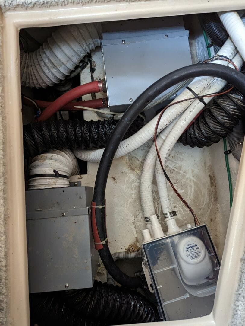 1999 Cruisers Yachts 3585 Flybridge