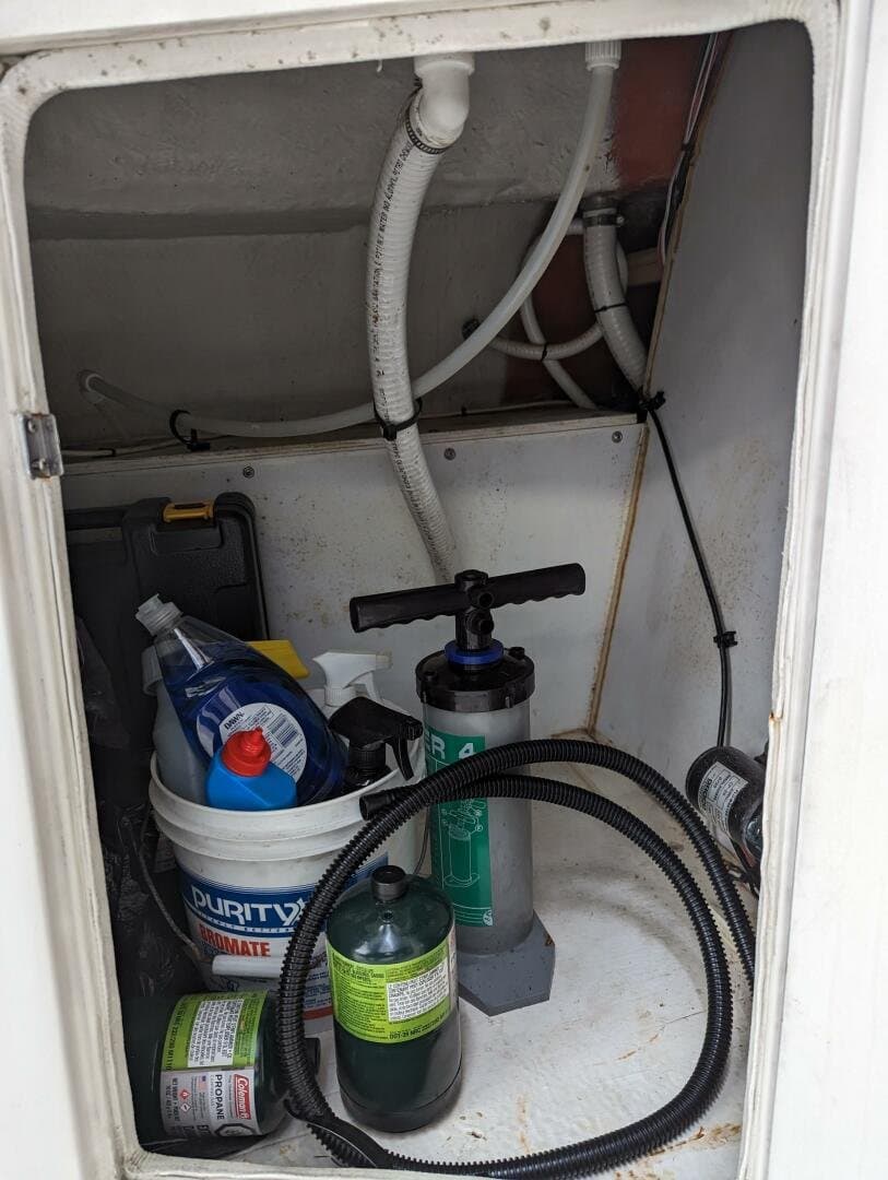 1999 Cruisers Yachts 3585 Flybridge