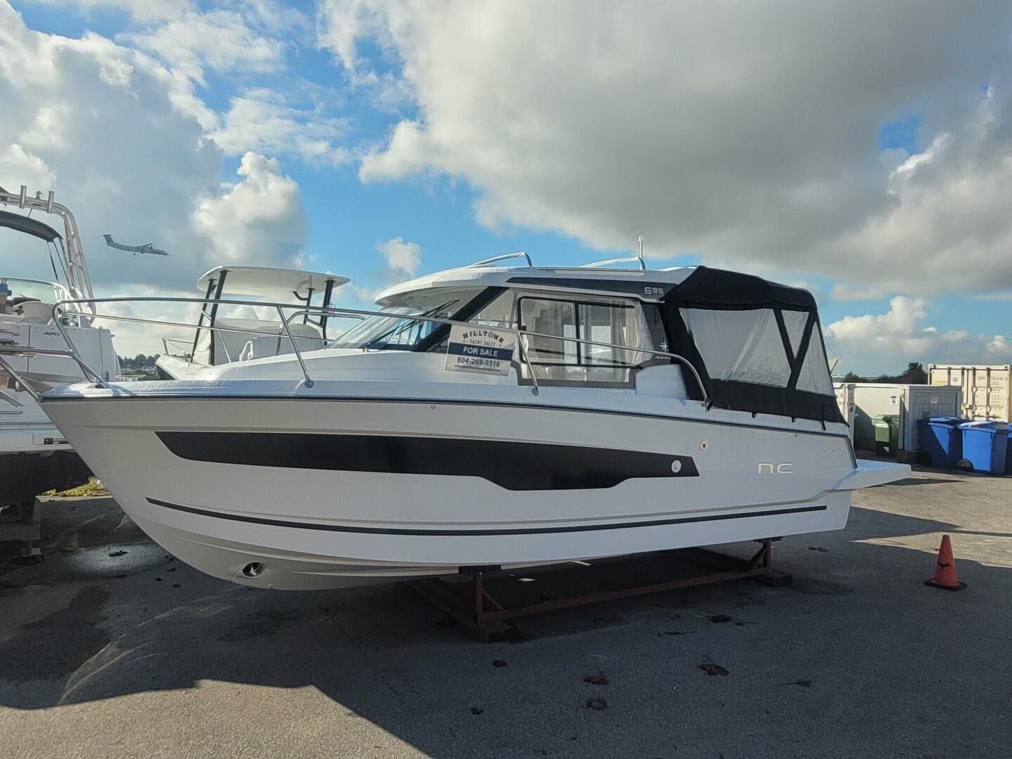 2026 Jeanneau NC 695 S2