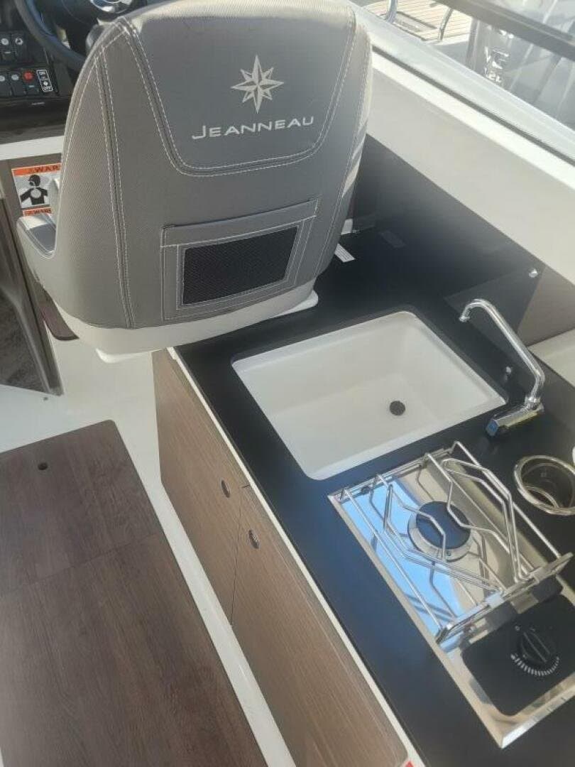 2026 Jeanneau NC 695 S2