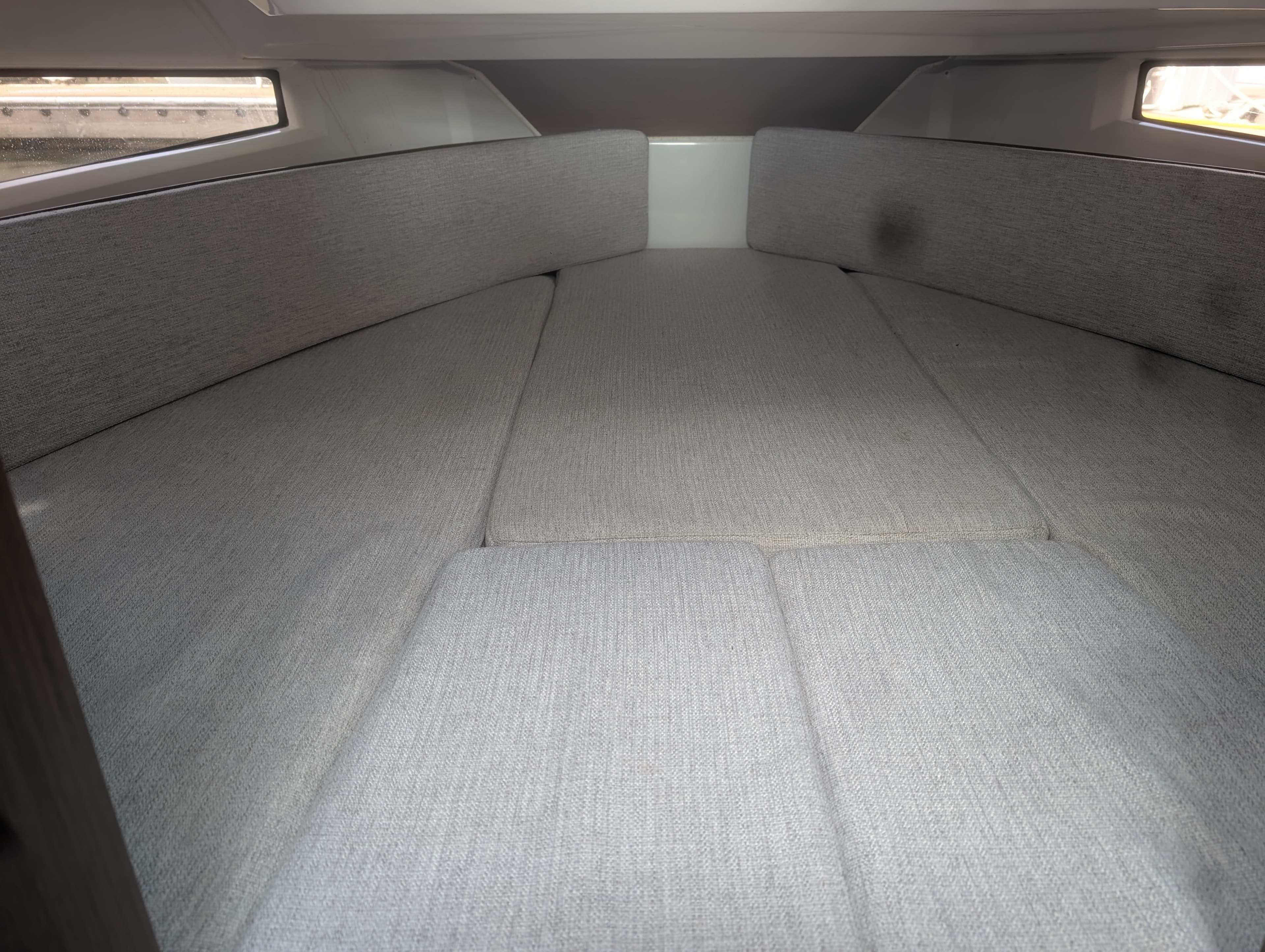 2021 Jeanneau 895 Sport