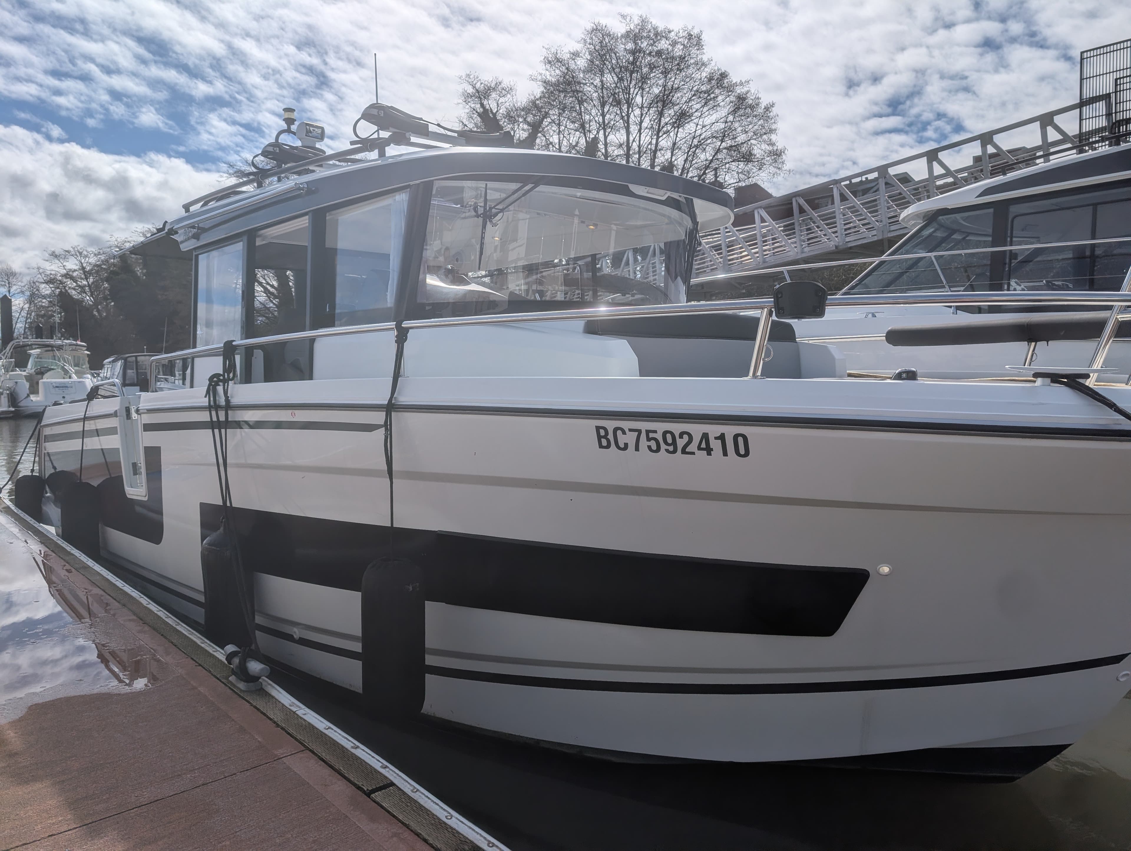 2021 Jeanneau 895 Sport