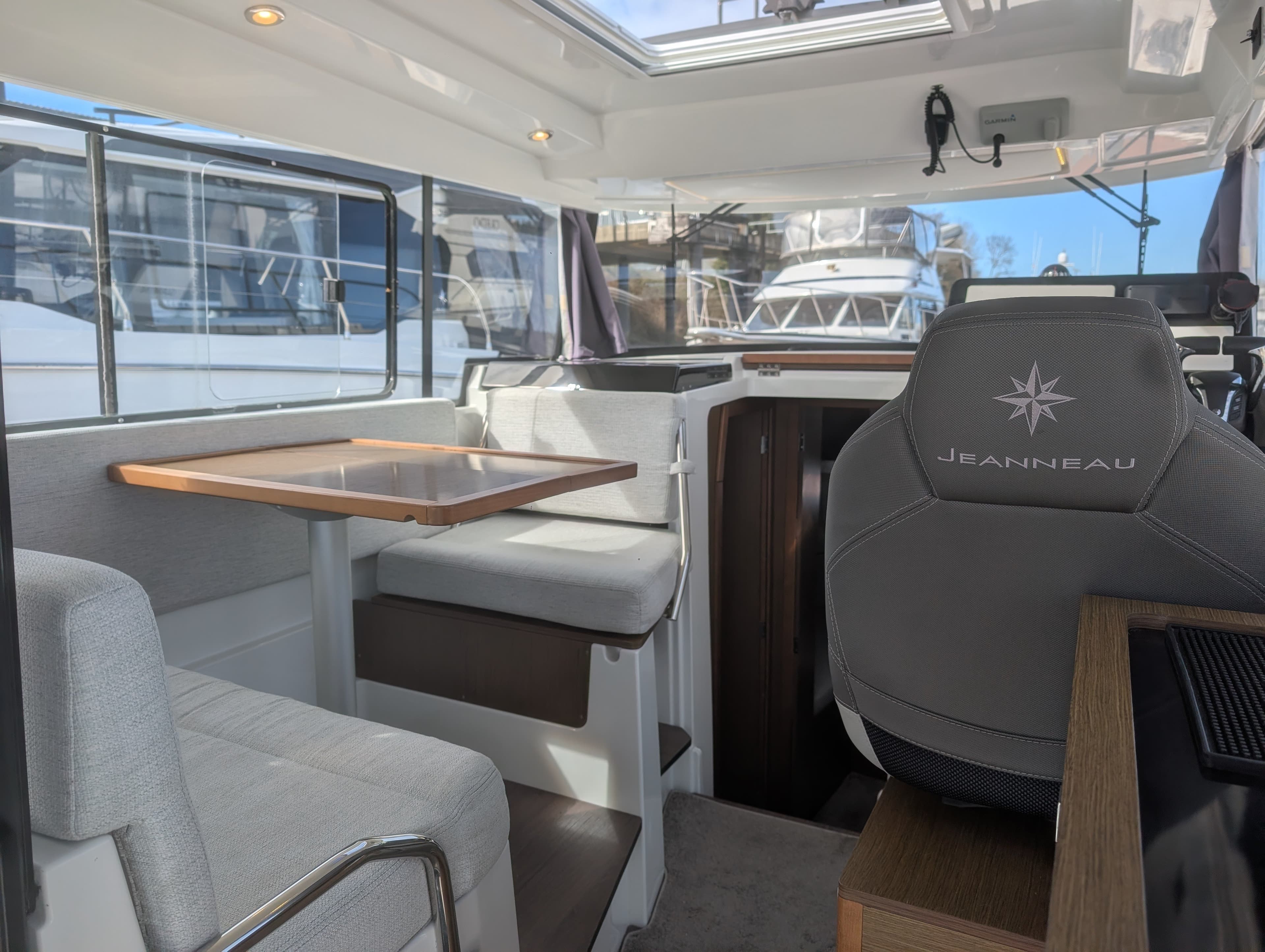 2021 Jeanneau 895 Sport