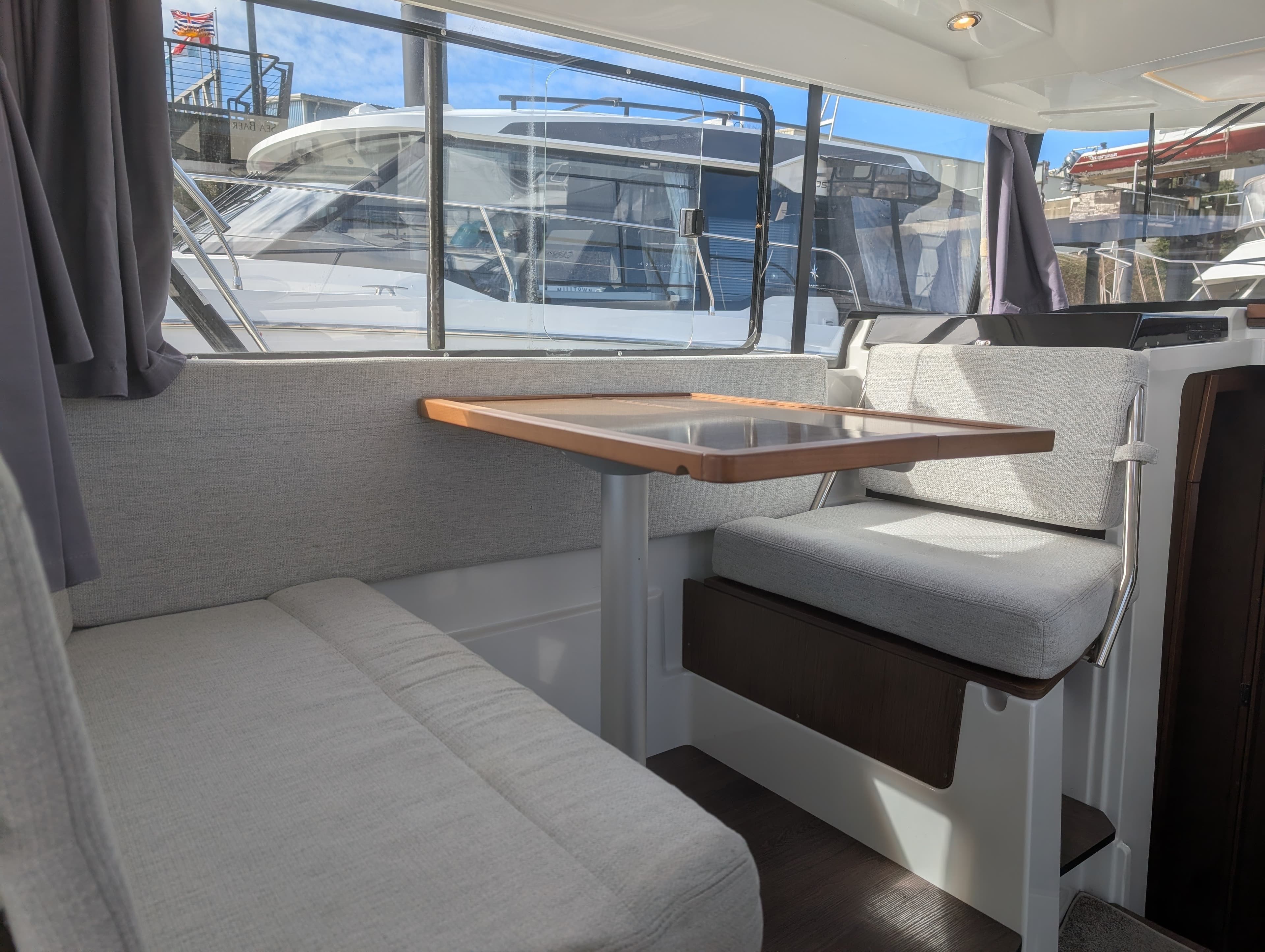 2021 Jeanneau 895 Sport