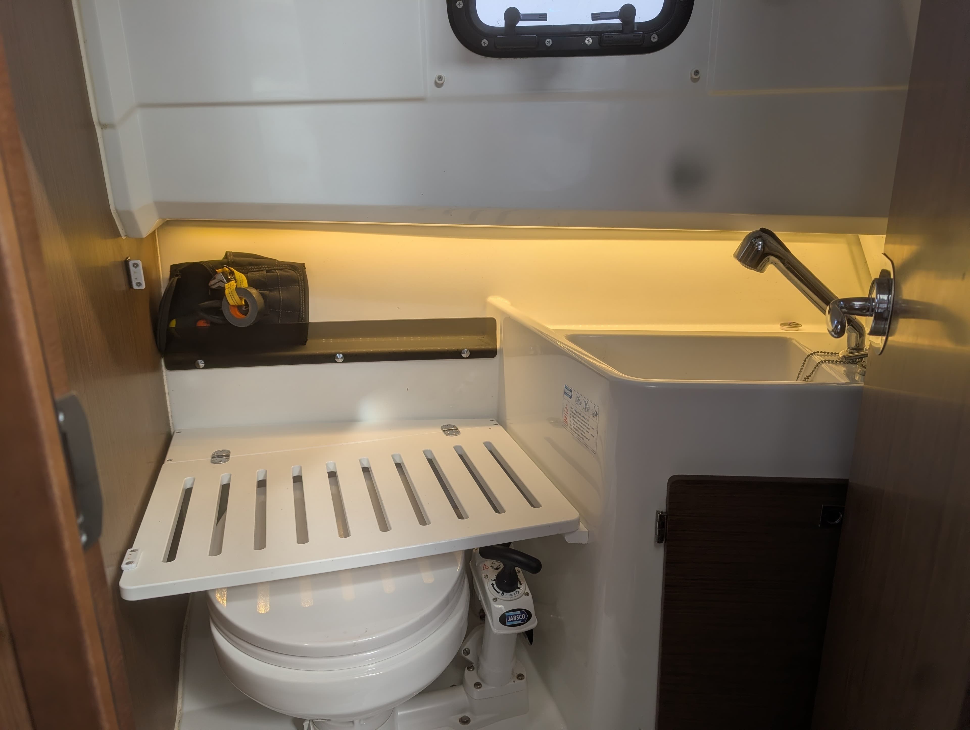 2021 Jeanneau 895 Sport