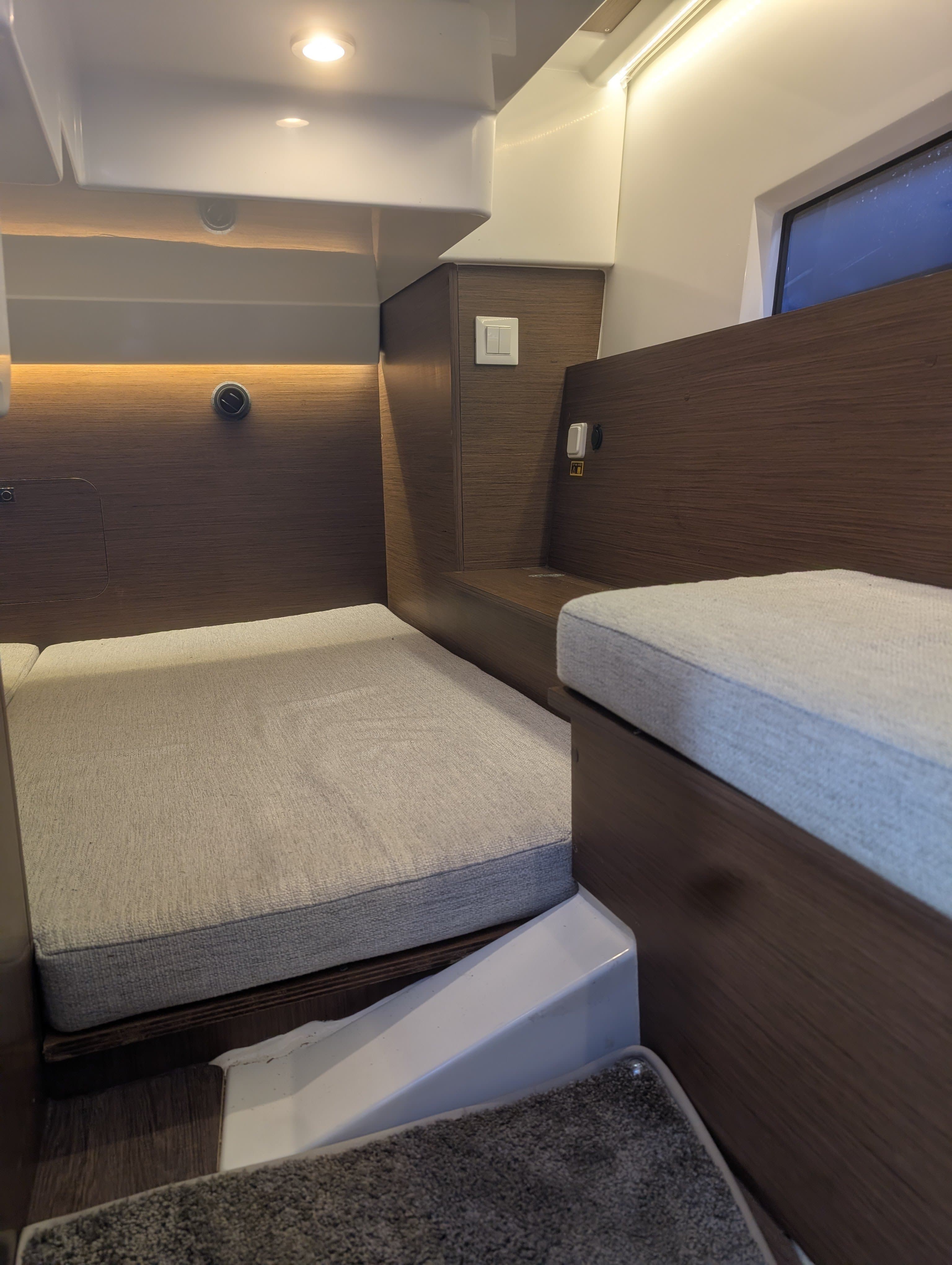 2021 Jeanneau 895 Sport