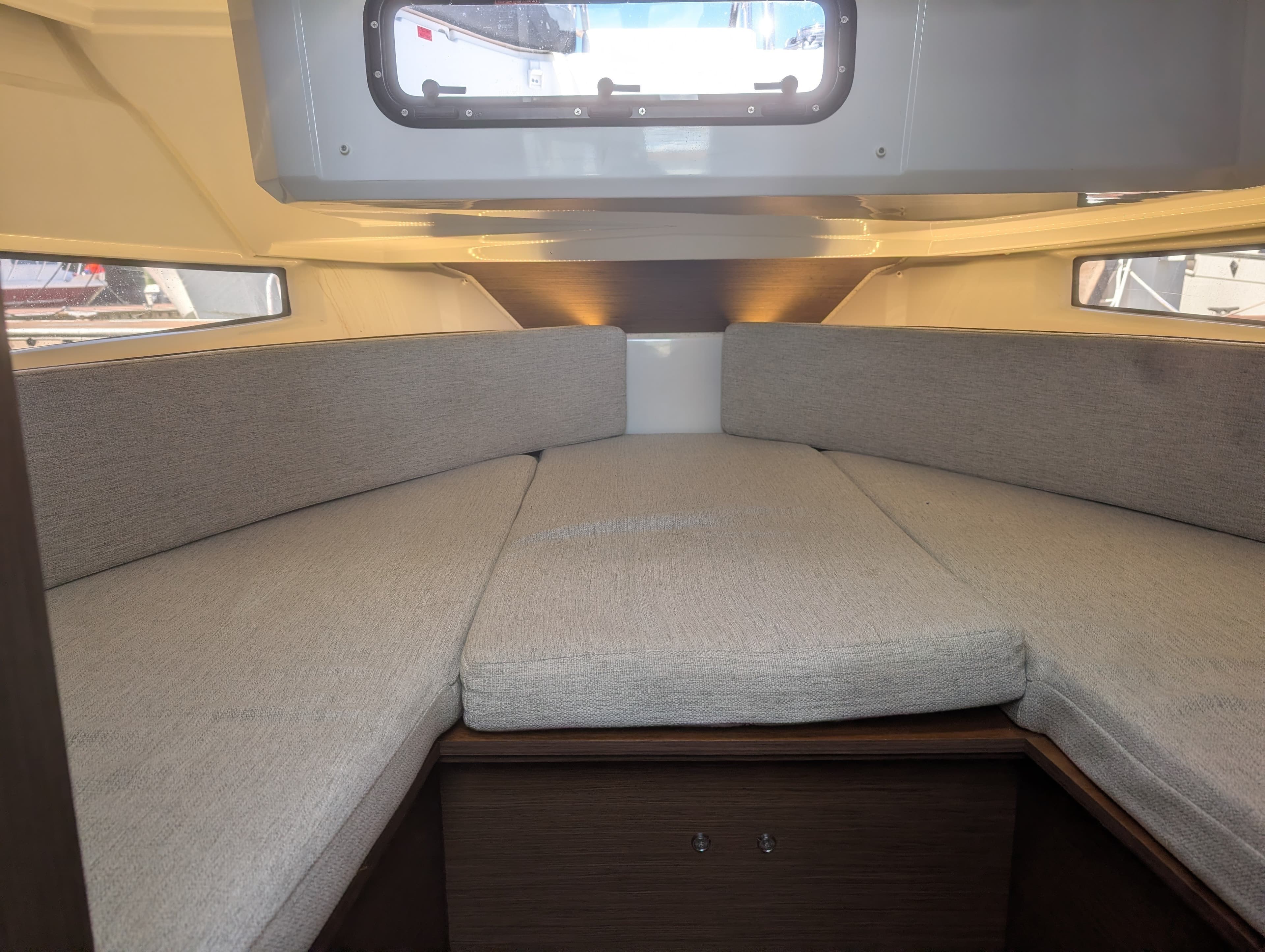 2021 Jeanneau 895 Sport