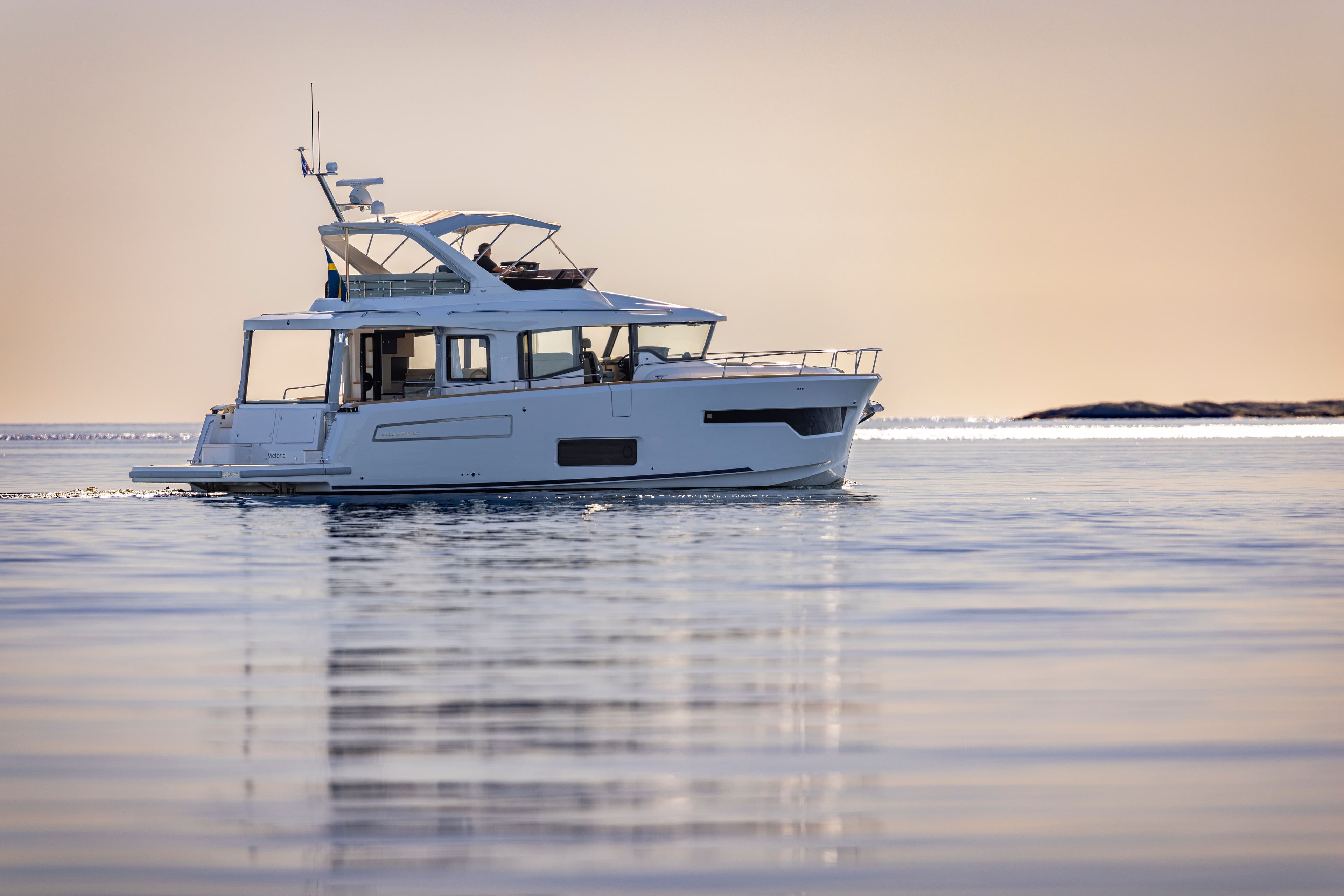 Exclusive Nimbus 495 Flybridge Debuts at Sidney Boat Show
